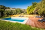 Jardines con césped junto a su piscina privada